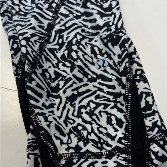 Stylish‎ Lululemon capri Black and White Patterned leggings - Picture 10 of 11